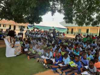 Benue State First Lady, H.E Dr Eunice Ortom reading to pupils at RCM, Poor, Makurdi, Benue State - ESLF